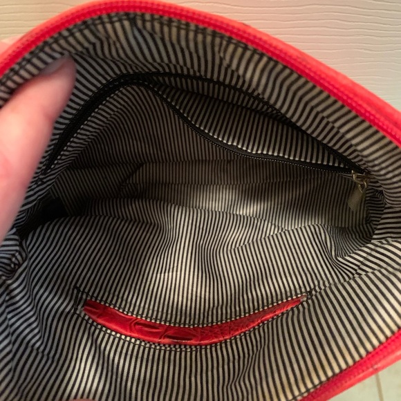 Red croc look crossbody - Picture 3 of 4